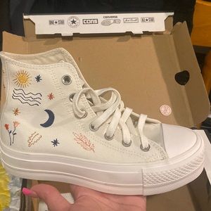 Brand New
⭐️Converse Chuck Taylor All Star ⭐️ 
Floral design 
Size 5 women